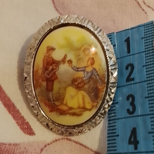 Vintage Victorian style romantic brooch, 4 cm length, with box