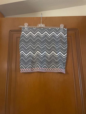 Zara φούστα με pattern μεταχειρισμένη, νούμερο small, κατάλληλη για παιδιά