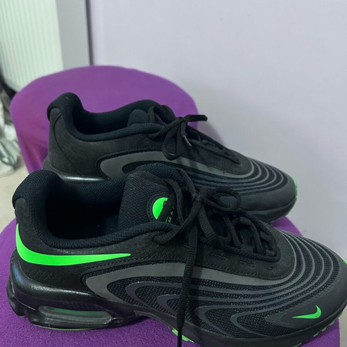 Nike Air Max Fire athletic shoes new, size 42.5, black and green