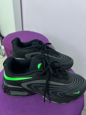 Nike Air Max Fire athletic shoes new, size 42.5, black and green