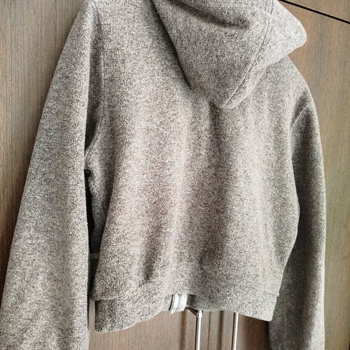 Crop gray hoodie jacket used, size Medium