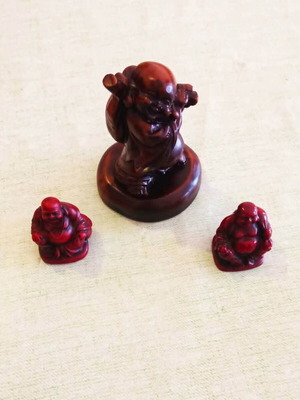 Budai Feng Shui γελαστοί Βούδες σετ 3 διακοσμητικά από κόκκινη ρητίνη σαν καινούργιο