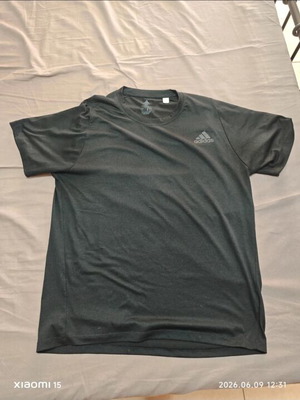 Adidas T-shirt medium, black