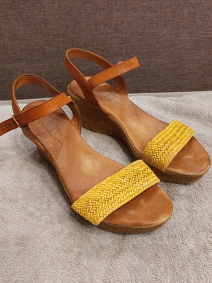 Eva Frutos women's sandals like new, beige and yellow