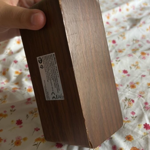 Electronic clock used, wireless charging, no cable included
