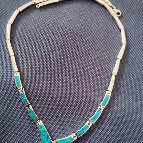 Silver solid necklace with opal, like new