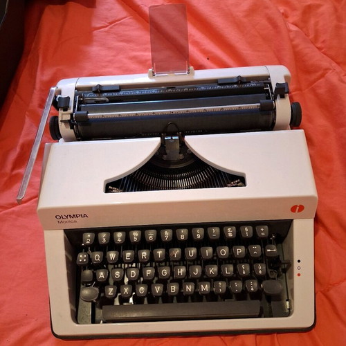 Olympia Monica English Typewriter with Case like new