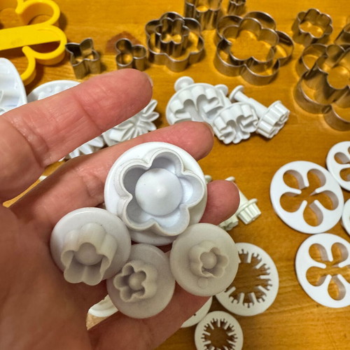 Baking cutters and plungers set 50+ used, flower theme