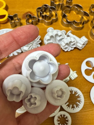 Baking cutters and plungers set 50+ used, flower theme
