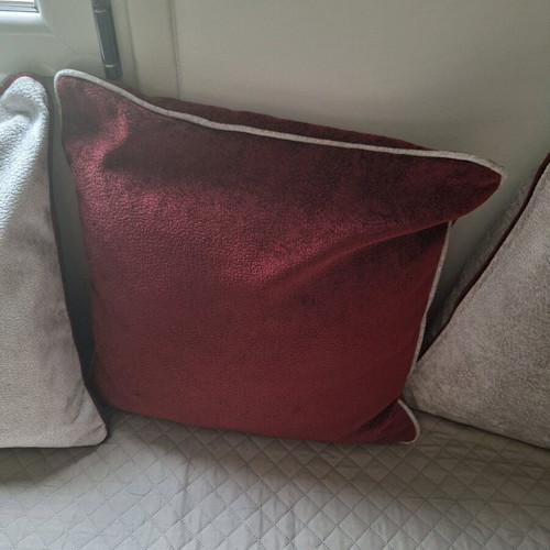 Decorative pillows like new, set of 4 in gray and burgundy