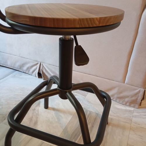 Home Deco Factory metal bar stool like new with adjustable height and wooden seat
