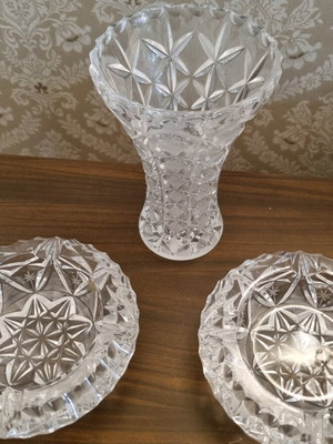 Set of crystal decorations like new, vase and 2 ashtrays