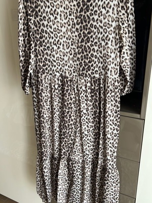 Φόρεμα λεοπάρ Zara σαν καινούργιο, φαρδιά γραμμή, μέγεθος M