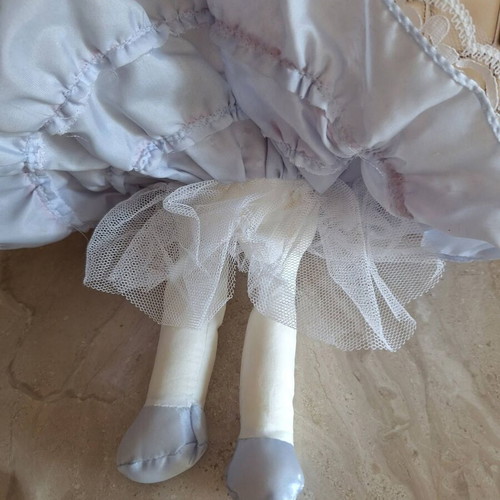 Collectible doll with music and movement from 1980s, new