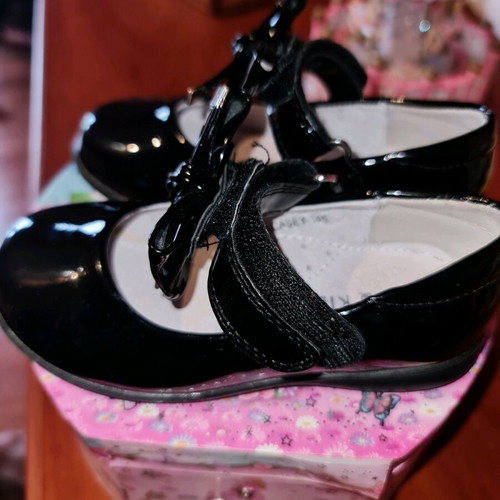 Ballerina shoes black patent size 25 like new, removable bows