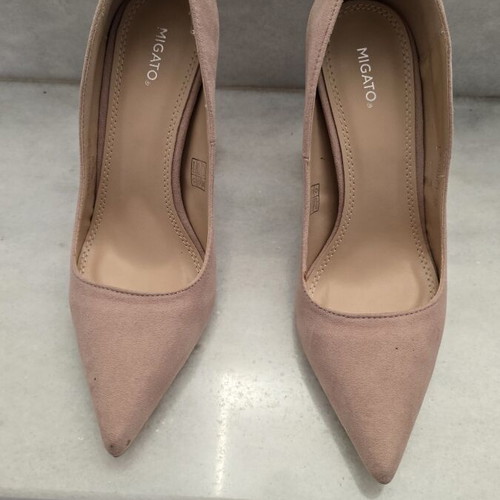 Migato nude pink pumps with pointed toe and high heel like new