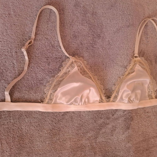 Penti bra milk color new with satin fabric and lace