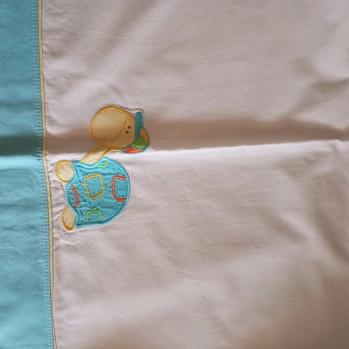 Children's bed sheet like new for crib