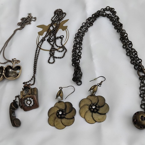 Vintage costume jewelry set used, pack of 4, bronze tone