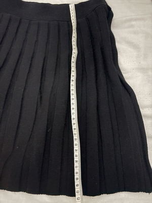 Knitted pleated skirt new, size S, black