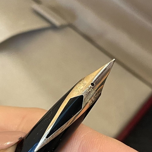 Sheaffer 14K 585 fountain pen used with box and 2 refills