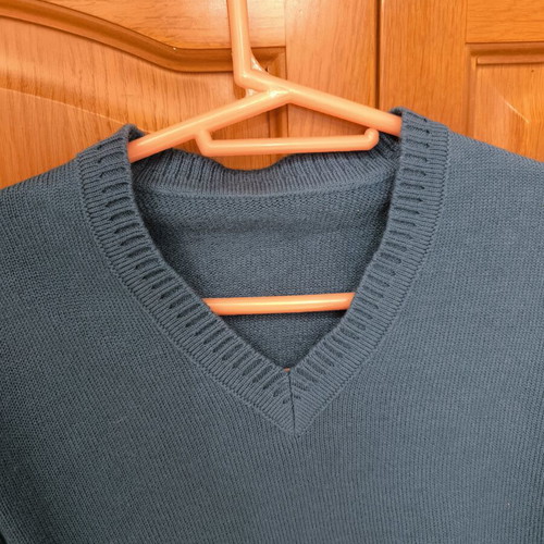 Children's blue V-neck sweater like new, size 12-14 years