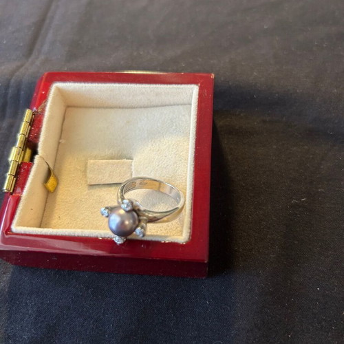 Silver 925 ring with white stones like new