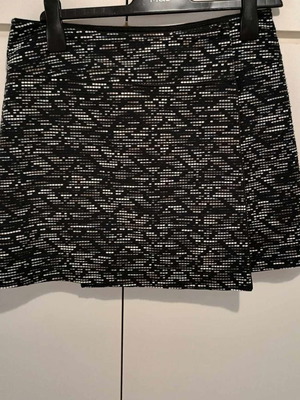Мини пола H&M нова, мека А-линия тип плик, размер M