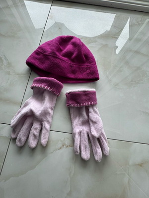 Hat and gloves set like new, pink