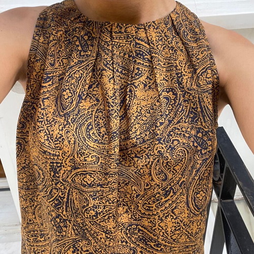 Strass Exclusive sleeveless top like new with pleated neckline and paisley print