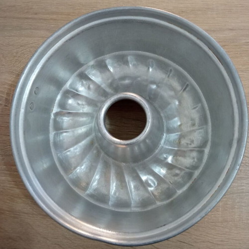 Vintage cake mold 22 cm used with marks