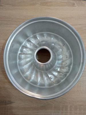 Vintage cake mold 22 cm used with marks