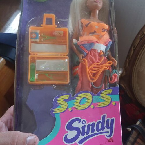Sindy Secouriste doll, new