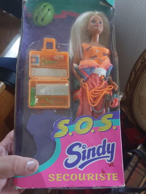 Sindy Secouriste doll, new