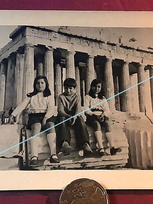 Βιντάζ ασπρόμαυρη αναμνηστική φωτογραφία παιδιών στον Παρθενώνα