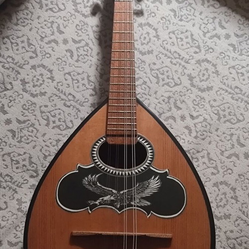 Flat mandolin like new, mahogany with Canadian cedar top, crisp sound