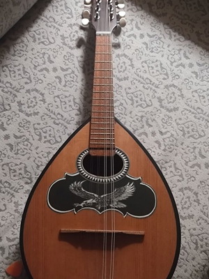 Flat mandolin like new, mahogany with Canadian cedar top, crisp sound