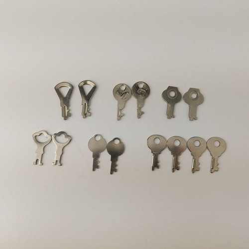 Lot of 14 old keys for suitcases and boxes used