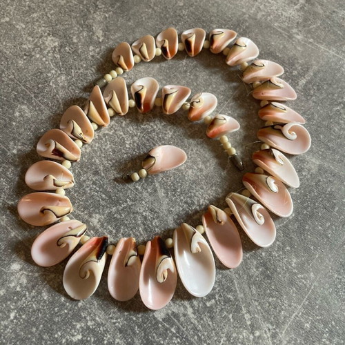 Handmade shell necklace used, pink, with detached shell