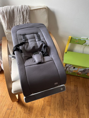 Chicco Relax baby bouncer like new with music and rocking
