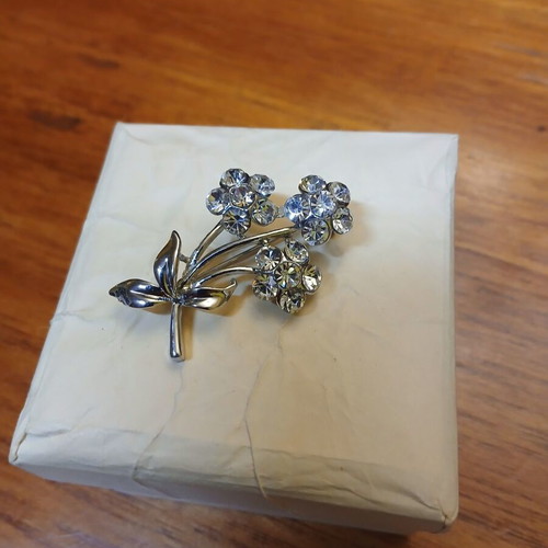 Flower brooch with rhinestones silver used