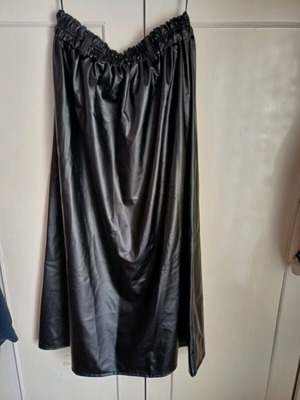 Women's leather-look skirt black like new, size XXXS