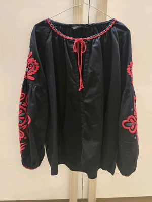 Zara blouse like new, black with red embroidery, loose fit