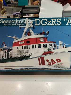 Search and Rescue Cruiser Arkona 1/72 model kit Revell like new