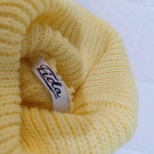 Knitted yellow sweater new, one size