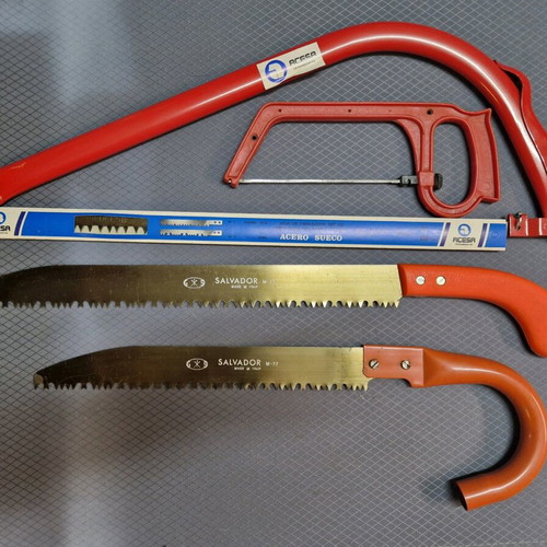 Set of 4 new wood saws with bow saw and Salvador saws