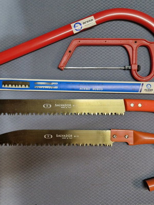 Set of 4 new wood saws with bow saw and Salvador saws