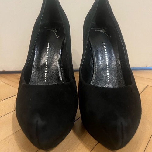 Giuseppe Zanotti pumps size 40 like new, black