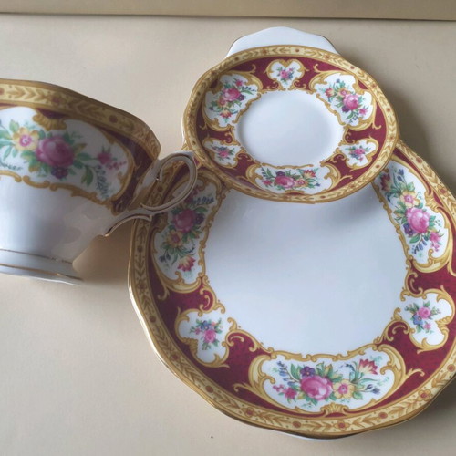 Royal Albert Lady Hamilton bone china set like new with 22k gold trim