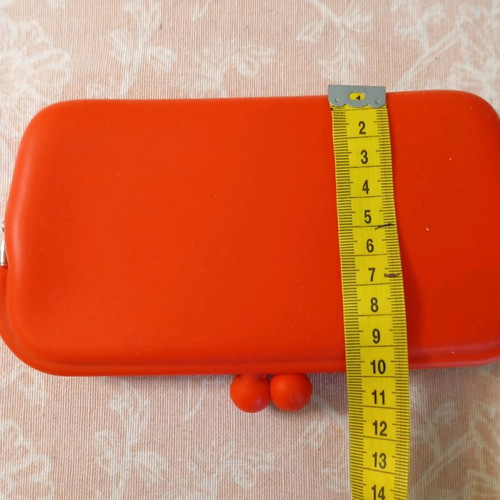 Pochi silicone bag red like new